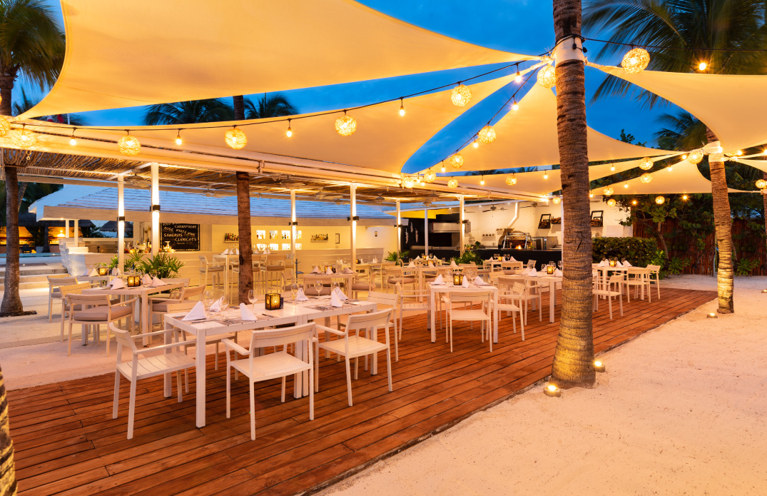 Relájese con el paisaje y el gran ambiente de las noches en Le Cap Beach Club, restaurante en playa