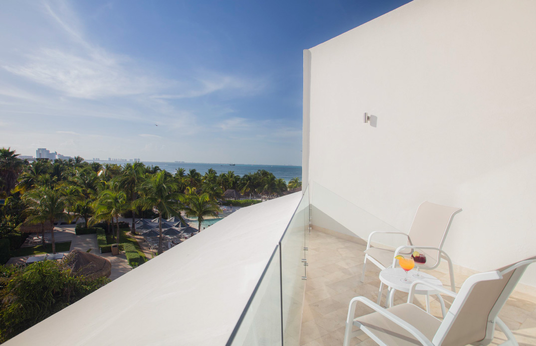 La mejor habitación con terraza de los hoteles en Cancún con vista al mar