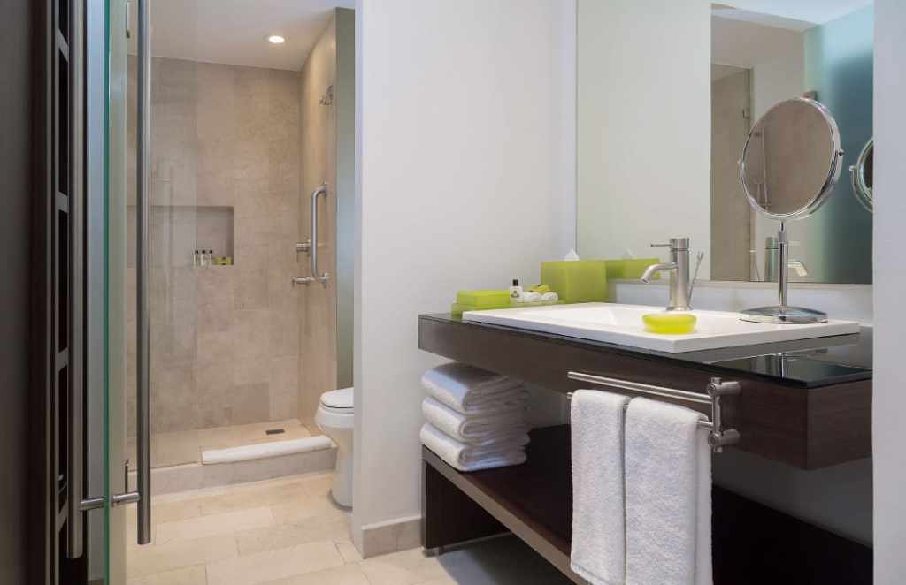 Baño moderno de esta habitación de Presidente InterContinental Cancún